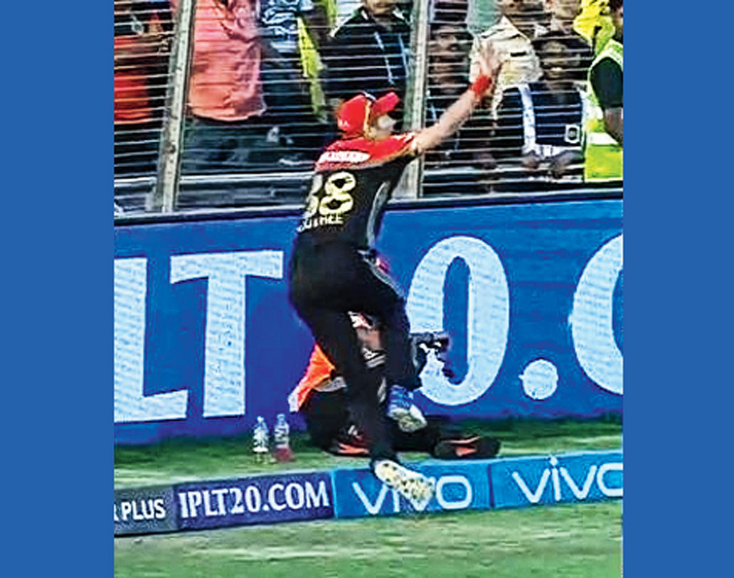 টিম সাউদির ক্যাচ: তার পরেই বুঝলেন, দু’হাতে ক্যাচ তালুবন্দি করলেও পড়ে যাচ্ছেন দড়ির  অন্য পারে। সেটা হলেই রায়না পাবেন ৬ রান, তাই বলটা ছুড়ে দিলেন মাঠের মধ্যে।