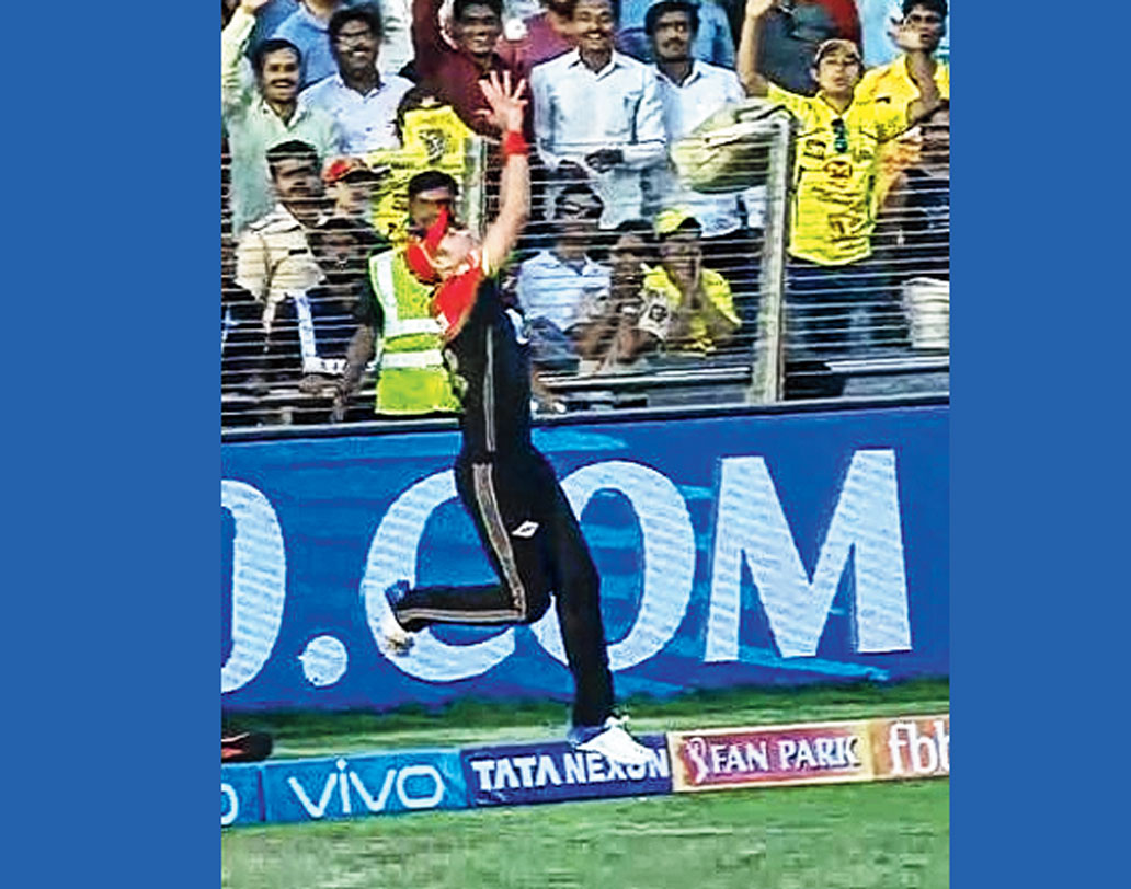 টিম সাউদির ক্যাচ: দুর্দান্ত শারীরিক সক্ষমতা দেখিয়ে মুহূর্তে মাঠের মধ্যে ফিরে এসে লুফে নিলেন ক্যাচ। বুদ্ধি করে বল আলতো করে ছুড়ে দিয়েছিলেন, যাতে কাছেই থাকে।