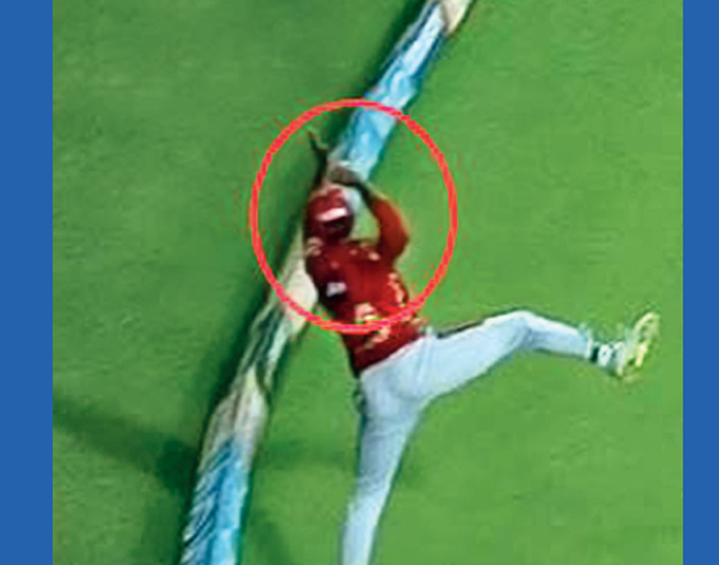 মায়াঙ্ক-মনোজের ক্যাচ: এই ক্যাচটি দেখা গেল গত রবিবার রাতে। বেন স্টোকসের মারা বল হয়ে যাচ্ছিল ছয়। কিংস ইলেভেনের মায়াঙ্ক অগ্রবাল লাফিয়ে লুফে নেন বাউন্ডারি লাইনে।