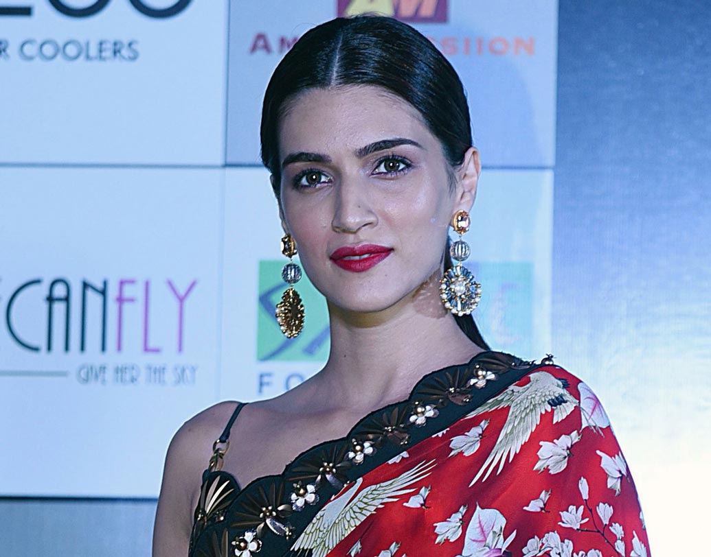 কৃতী শ্যানন: বি-টাউনে পা দিয়েই নিজের আসন পাকা করে ফেলেছেন কৃতী। জানেন কি, ‘বরেলী কি বরফি’খ্যাত কৃতী এক জন ইঞ্জিনিয়ার? নয়ডার জয়পি ইনস্টিটিউট অব ইনফরমেশন টেকনোলজি থেকে ইলেকট্রনিক্স অ্যান্ড কমিউনিকেশন-এ ইঞ্জিনিয়ারিং ডিগ্রি রয়েছে কৃতীর।