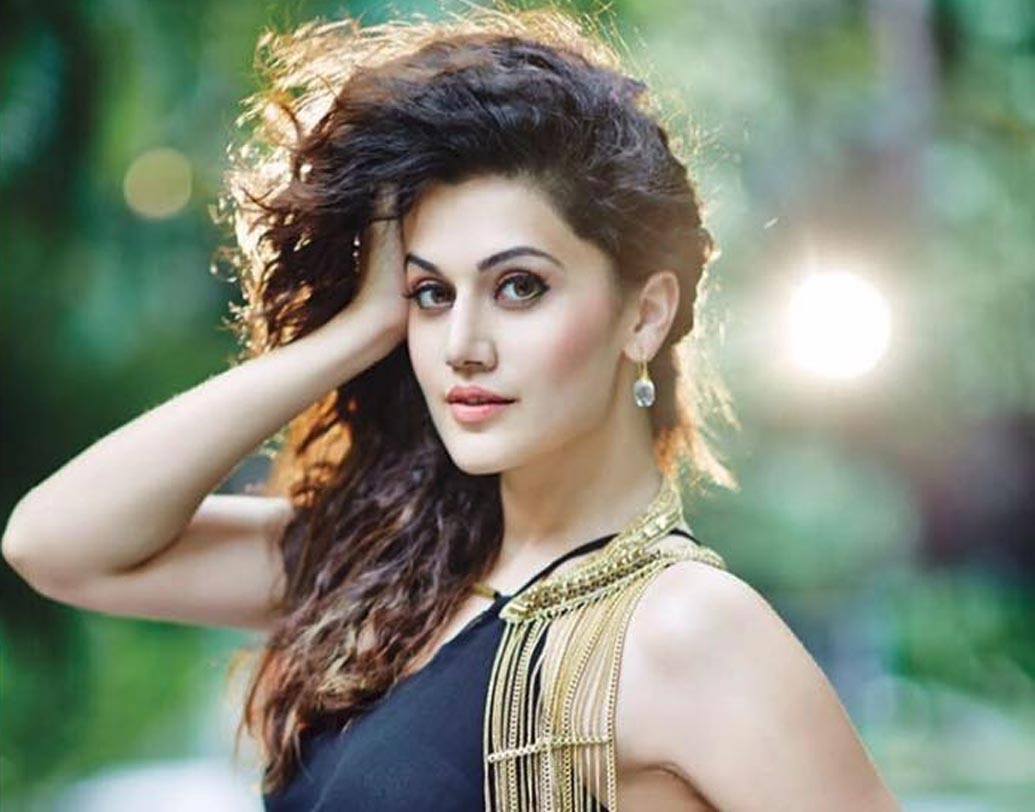 তাপসী পান্নু: নয়াদিল্লির গুরু তেগ বহাদুর ইনস্টিটিউট অব টেকনোলজি থেকে কম্পিউটার সায়েন্সে স্নাতক করে বেশ কিছুদিন সফটওয়্যার ইঞ্জিনিয়ার হিসেবে কাজ করেছেন তিনি। পরে চাকরি ছেড়ে অভিনয় জীবনে পা রাখেন তিনি।