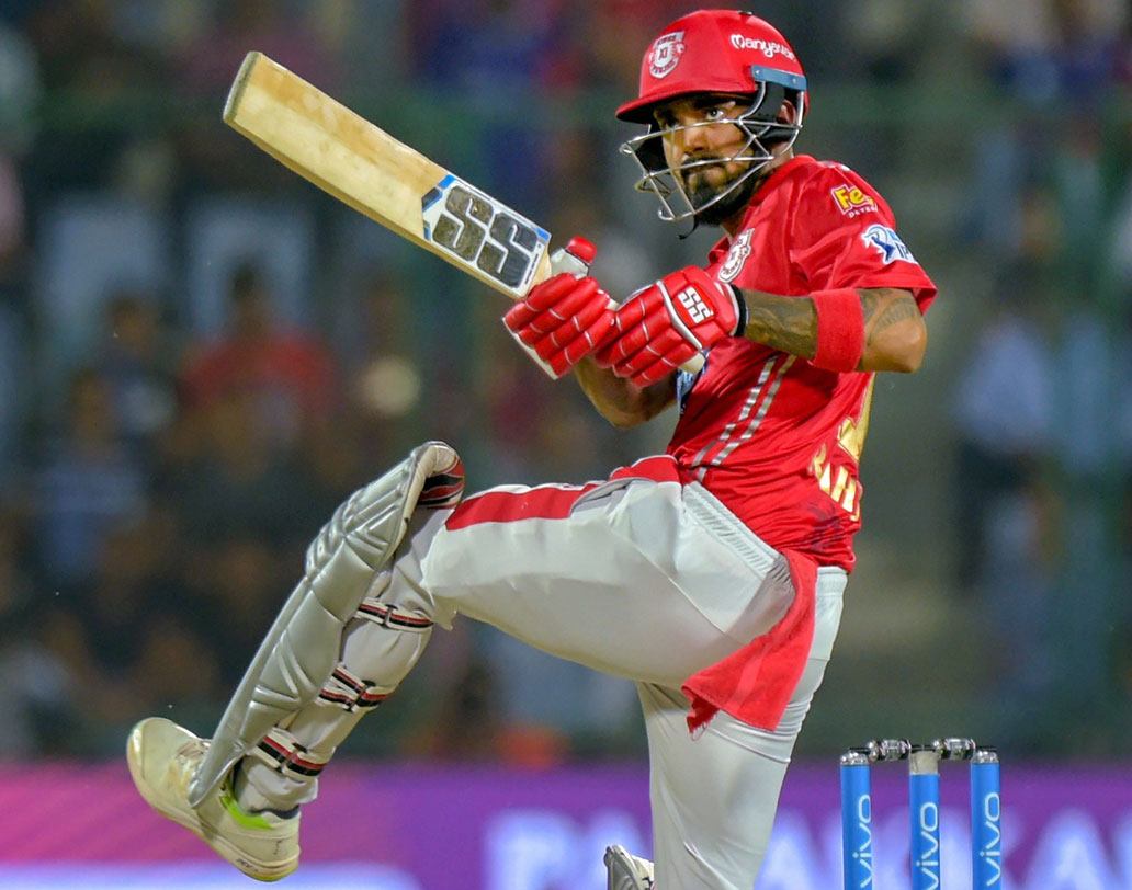 কে এল রাহুল: এ বারের আইপিএলে দুরন্ত ছন্দে রয়েছেন রাহুল। নয় ম্যাচে তাঁর রান ৩৭৬। যার মধ্যে তিনটি ইনিংসে পঞ্চাশের বেশি রান। রয়েছে আইপিএলের দ্রুততম অর্ধশতরানের নজিরও।