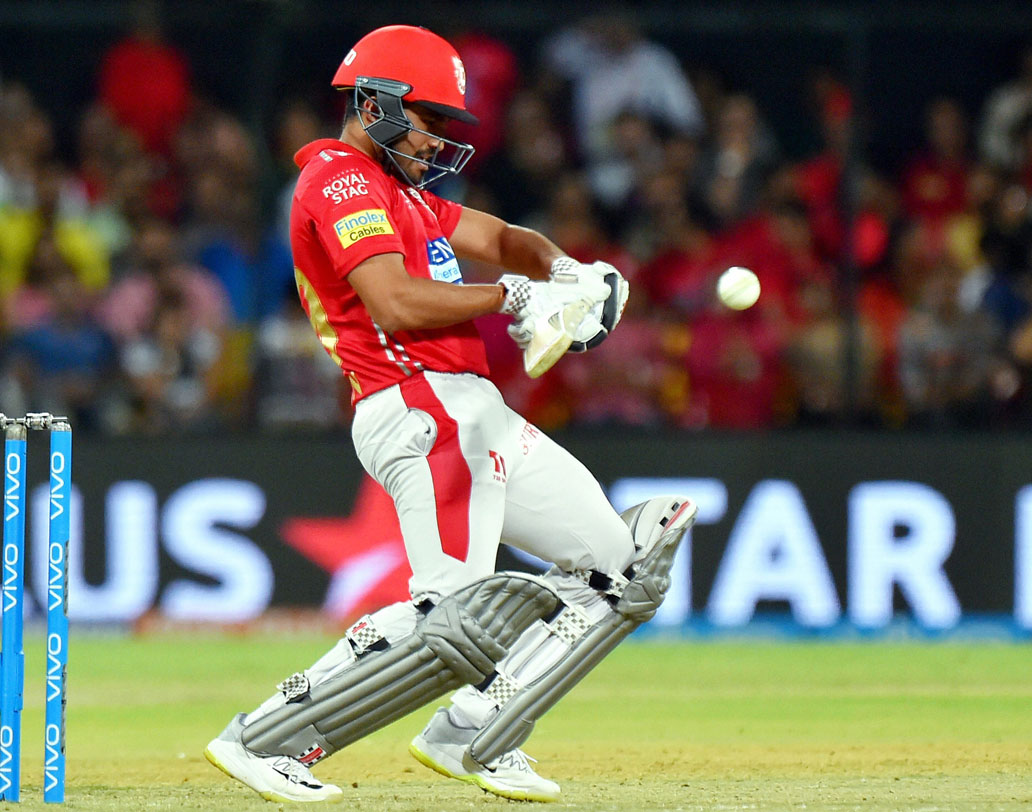 করুণ নায়ার: ব্যাটসম্যান করুণ নায়ার মোটামুটি ভালই খেলছেন। গত ম্যাচে মাত্র ২৩ বলে ৩১ রান করে রাহুলকে যোগ্য সাহায্য করেছিলেন। ফলে আজকের ম্যাচে নায়ার থাকছেন বলাই যায়।