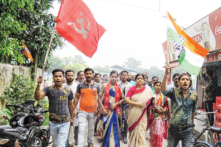 প্রচারে: কলেজপাড়ায় ভোটের প্রচারে দীপা দাশমুন্সি। নিজস্ব চিত্র