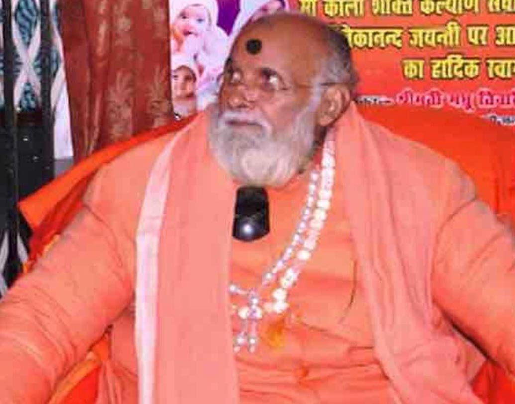 বাবা পরমানন্দ: যৌন নির্যাতনের দায়ে গতবছর ২৪ মে উত্তরপ্রদেশের বারাবাঁকির পুলিশ গ্রেফতার করে রাম শঙ্কর তিওয়ারি ওরফে বাবা পরমানন্দকে। অভিযোগ, বন্ধ্যাত্বের চিকিৎসার নামে মহিলাদের উপর যৌন নিপীড়ন চালাতেন তিনি। তাঁর বারাবাঁকির আশ্রমে তল্লাসি চালিয়ে পর্ন মুভির সিডি, মহিলাদের অশ্লীল ভিডিও এবং অশ্লীল পত্রপত্রিকা উদ্ধার করে পুলিশ।