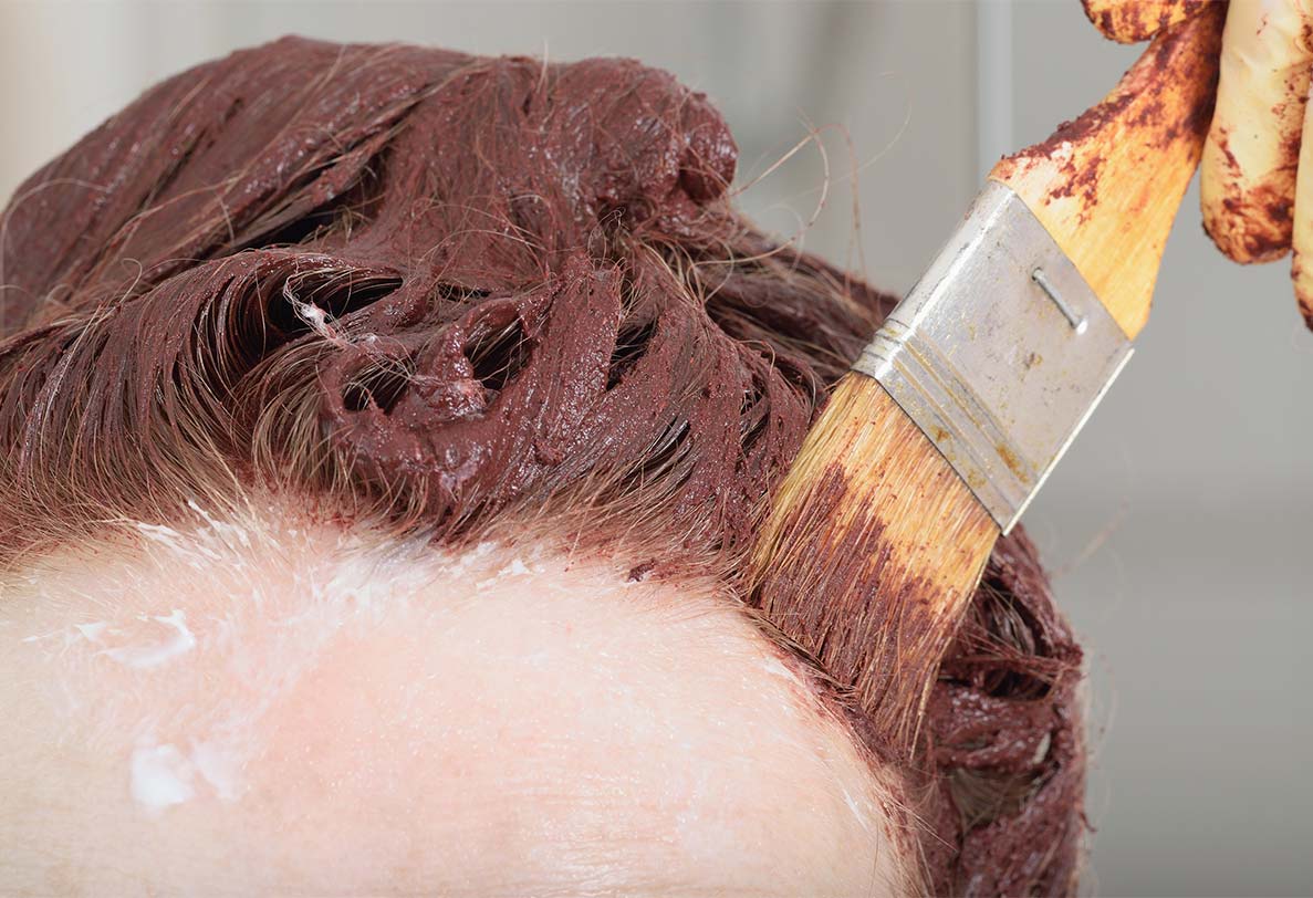 হেনা কি চুলের পক্ষে ক্ষতিকারক? এমন প্রশ্ন অনেকেই করেন। বিশেষজ্ঞদের মতে, নিয়মিত হেনা ব্যবহার করলে তা চুল ড্রাই করে দেয়। কসমেটোলজিস্ট সামা রাইসের মতে, “ড্রাই করে দেওয়া ছাড়াও চুল ভঙ্গুর করে দেয় হেনা।” হেনার বদলে ভাল হেয়ার কন্ডিশনার বা হেয়ার সেরাম মাখার পরামর্শ দিয়েছেন সামা।