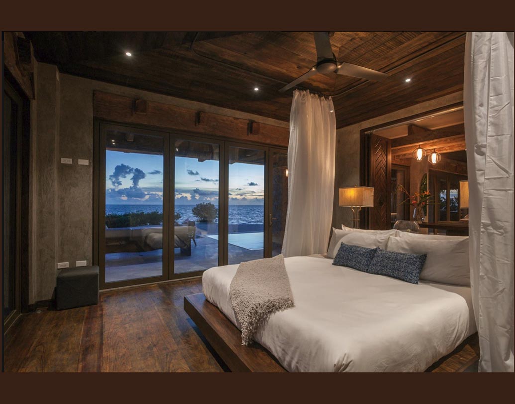 গ্ল্যাডেনের সবচেয়ে বড় আকর্ষণ প্রবাল প্রাচীর। চারদিকে নীল জলের মধ্যে রং বেরঙের প্রবাল প্রাচীর দেখে মন ভরে যেতে বাধ্য। আপনার অ্যাডভেঞ্চারের নেশা থাকলে এখান থেকে ঘুরে আসতে পারেন ক্যারিবিয়ান সাগরের বেলিজ বেরিয়ার রিফে যা বিশ্বের দ্বিতীয় দীর্ঘতম রিফ। বেলিজ উপকূল থেকে এর দূরত্ব মাত্র ৩২ কিলোমিটার।