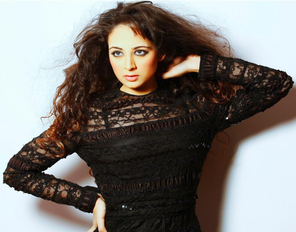 ১৯৯৯ প্রথম বড় রূপোলি পর্দায় পা রাখেন জোয়া। তখন তাঁর বয়স পাঁচ। ‘হাম সাথ সাথ হ্যায়’ ছবিতে ‘রাধিকা’ চরিত্রে দর্শকদের মন জয় করে নিয়েছিলেন তিনি।