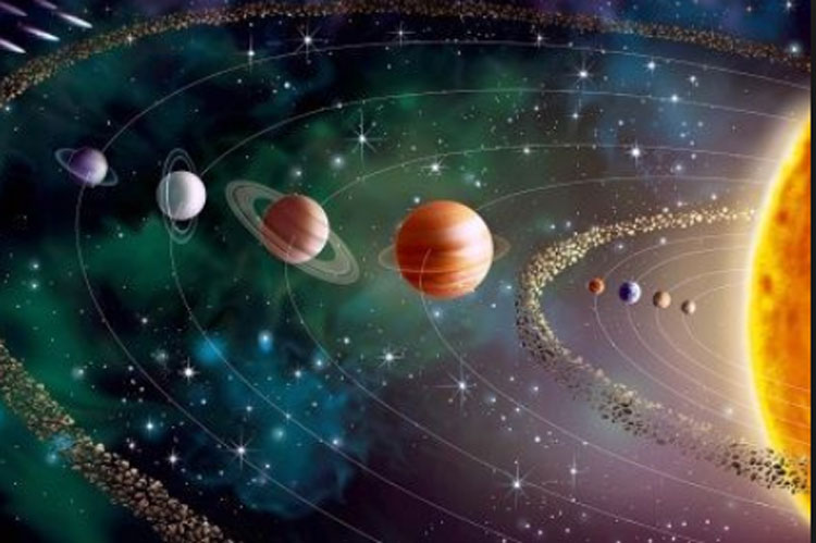 অক্সফোর্ডের প্রবীণ বিজ্ঞানীর কথায় এ-ও উঠে আসে, আকাশের দিকে তাকিয়ে যা আমরা দেখছি, তা কিন্তু ‘অতীত’। সূর্যের দিকে তাকালে যা আমরা দেখতে পাই, তা ৮ মিনিট আগের দৃশ্য। সৌরজগতের সবচেয়ে কাছের নক্ষত্র ‘প্রক্সিমা সেঞ্চুরি’। তার দিকে তাকালে যা আমরা দেখতে পাই, সেটা ৪ বছর আগের ছবি।