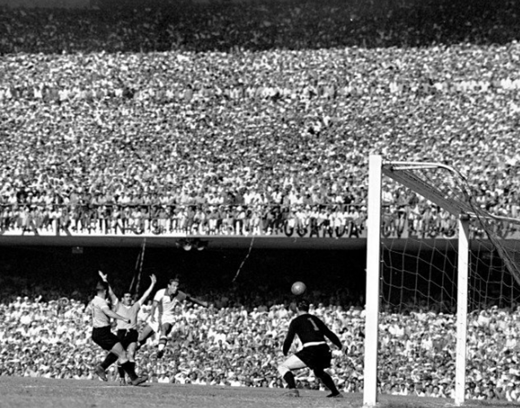 ১৯৫০-এর বিশ্বকাপ। আয়োজক দেশ ছিল ব্রাজিল। সব থেকে বড় অঘটনটি ঘটে ফাইনালে। ফেভারিট ব্রাজিলকে হারিয়ে বিশ্ব চ্যাম্পিয়ন হল উরুগুয়ে।