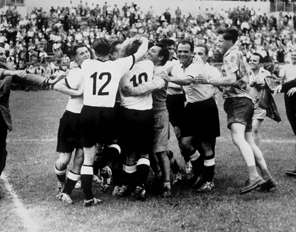 ১৯৫৪ সালের বিশ্ব ফুটবলের আসর। প্রথম থেকেই সে বার ফেভারিট হাঙ্গেরি। চমক যেন লুকিয়ে ছিল ফাইনালে। হট ফেভারিট হাঙ্গেরিকে হারিয়ে দিল পশ্চিম জার্মানি। এর আগে ৪ বছর কোনও ম্যাচ হারেনি তারা।