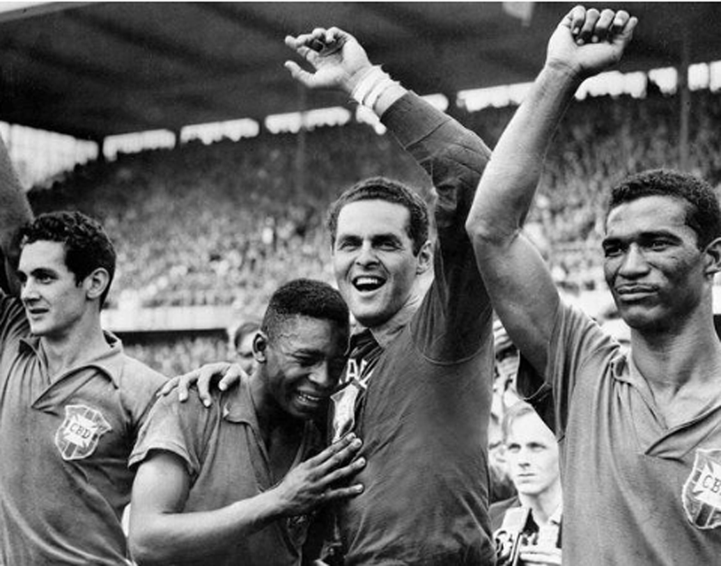 ফুটবল সম্রাট পেলের প্রথম বিশ্বকাপ ১৯৫৪। বয়স তখন মাত্র ১৭ বছর। পেলের জাদুতেই বিশ্ব ফুটবলে সেরার শিরোপা পেল ব্রাজিল।