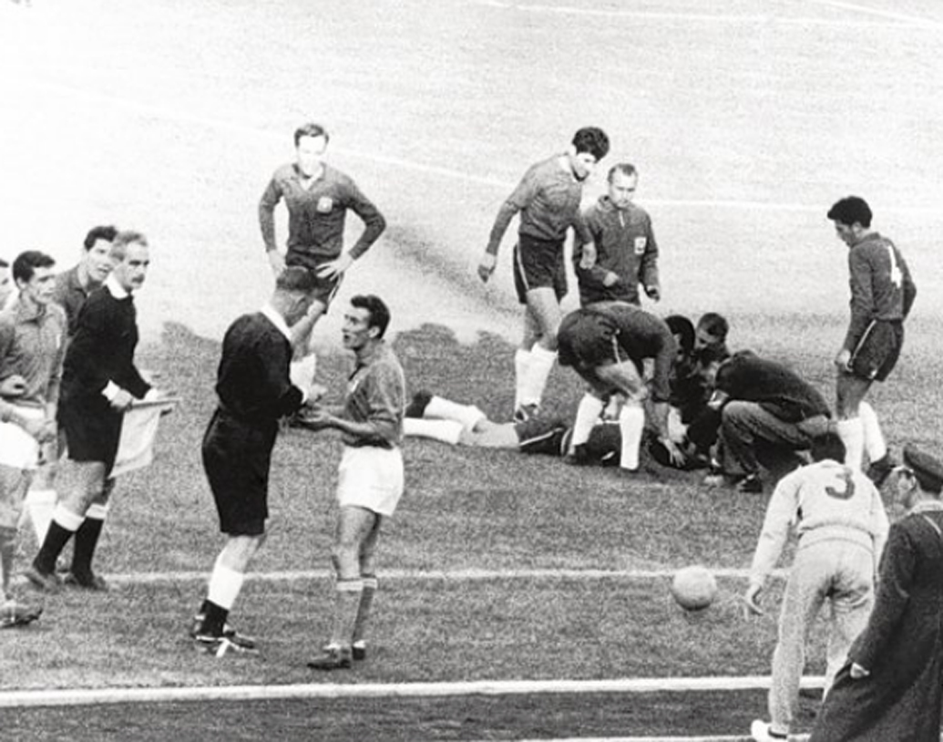 সান্তিয়াগোর যুদ্ধ— ১৯৬২ বিশ্বকাপ। বিশ্ব ফুটবলে অন্যতম কলঙ্ক জনক ঘটনা। ইতালি-চিলি দুই দল মাঠের মধ্যে রীতিমতো হাতাহাতিতে জড়িয়ে পড়েছিল। এক বার নয়, এমন ঘটনা ঘটেছিল বার বার। ম্যাচটি ২-০ গোলে জিতে যায় চিলি।