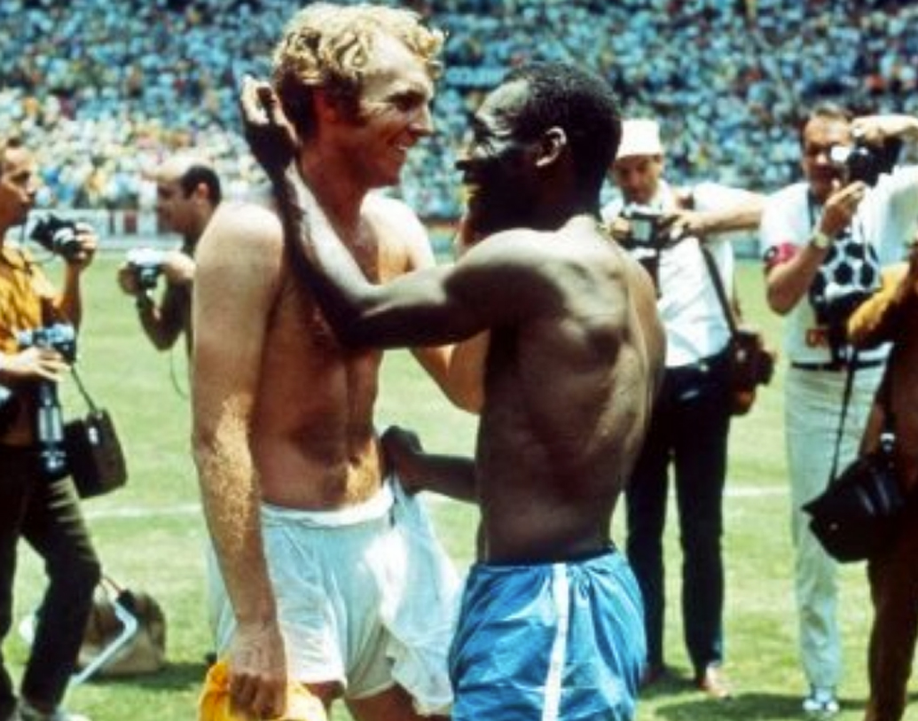 পরের বার অর্থাৎ ১৯৭০। ফেভারিট বিশ্ব চ্যাম্পিয়ন ইংল্যান্ড। কিন্তু, চমক ছিল ব্রাজিলের। মুখোমুখি ব্রাজিল এবং ইংল্যান্ড। ঐতিহাসিক দৃশ্য, খেলা শেষে দু’ দলের সেরা দুই ফুটবলারের জার্সি বদল। সে দিন পেলে এবং ববি মুরের মধ্যে জার্সি বদলের ছবি ক্যামেরা বন্দি করেছিলেন মাঠে উপস্থিত বিশ্বের সব চিত্র সাংবাদিকরা।