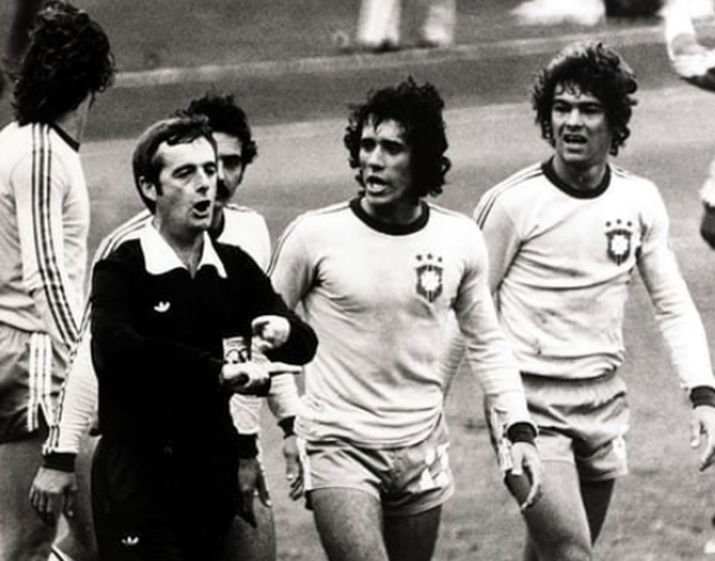 ১৯৭৪ সালের ফুটবল বিশ্বকাপ। সেমিফাইনালে বিতর্কে উঠে আসেন রেফারি ক্লিভে থমাস। আচমকাই খেলা শেষের বাঁশি বাজিয়ে দেন তিনি। যার ফলে বাতিল হয়ে যায় ব্রাজিলের একটি গোল।