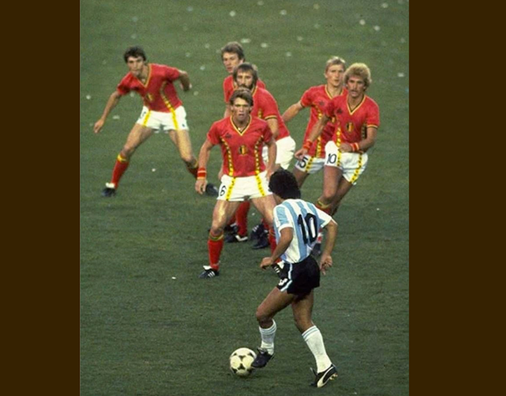 ফুটবলের রাজপুত্র মারাদোনার বাঁ পায়ের জাদু দেখল ফুটবল দুনিয়া। ১৯৮২ বিশ্ব ফুটবলে বেলজিয়ামের ছ’জন ফুটবলারকে রীতিমতো ধোঁকা দিলেন ফুটবলের রাজপুত্র।