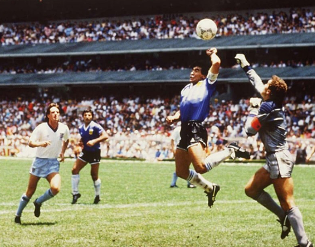 ‘হ্যান্ড অব গড’। ফুটবল বিশ্ব দেখেছিল অন্যতম কলঙ্কজনক ঘটনা। মারাদোনার বাঁ হাতে লেগে বল ঢুকেছিল জালে। সালটা ১৯৮৬। সেই ঘটনা আজও পিছু ছাড়েনি ফুটবলের রাজপুত্রের।