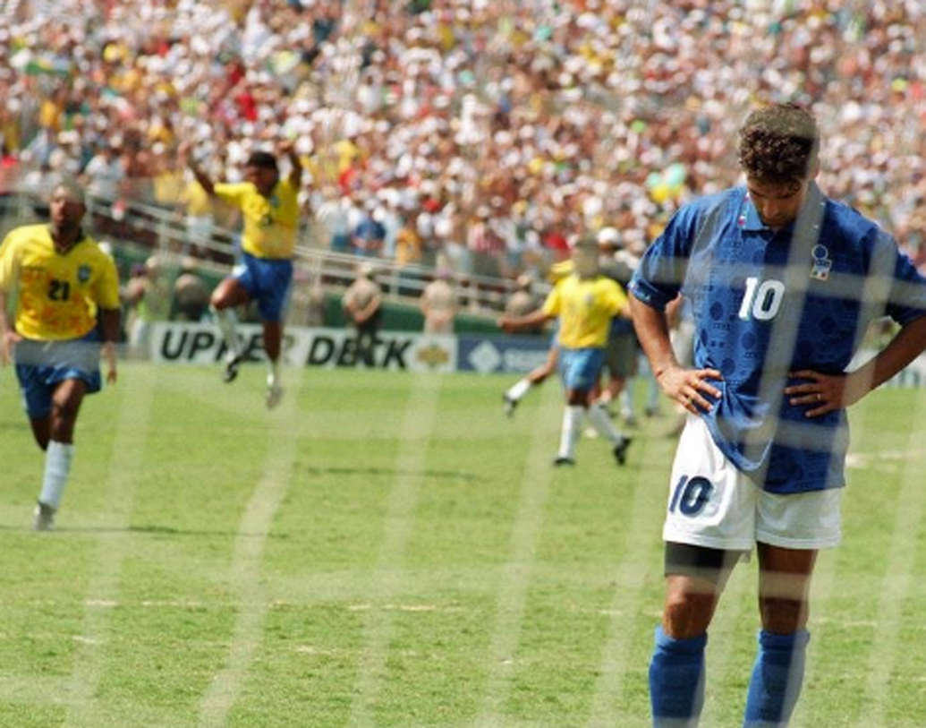 কে বিশ্ব চ্যাম্পিয়ন হবে, নির্ধারিত হল পেনাল্টিতে। এই প্রথম বার। সালটা ১৯৯৪। ইতালিকে হারিয়ে চ্যাম্পিয়ন হল ব্রাজিল।