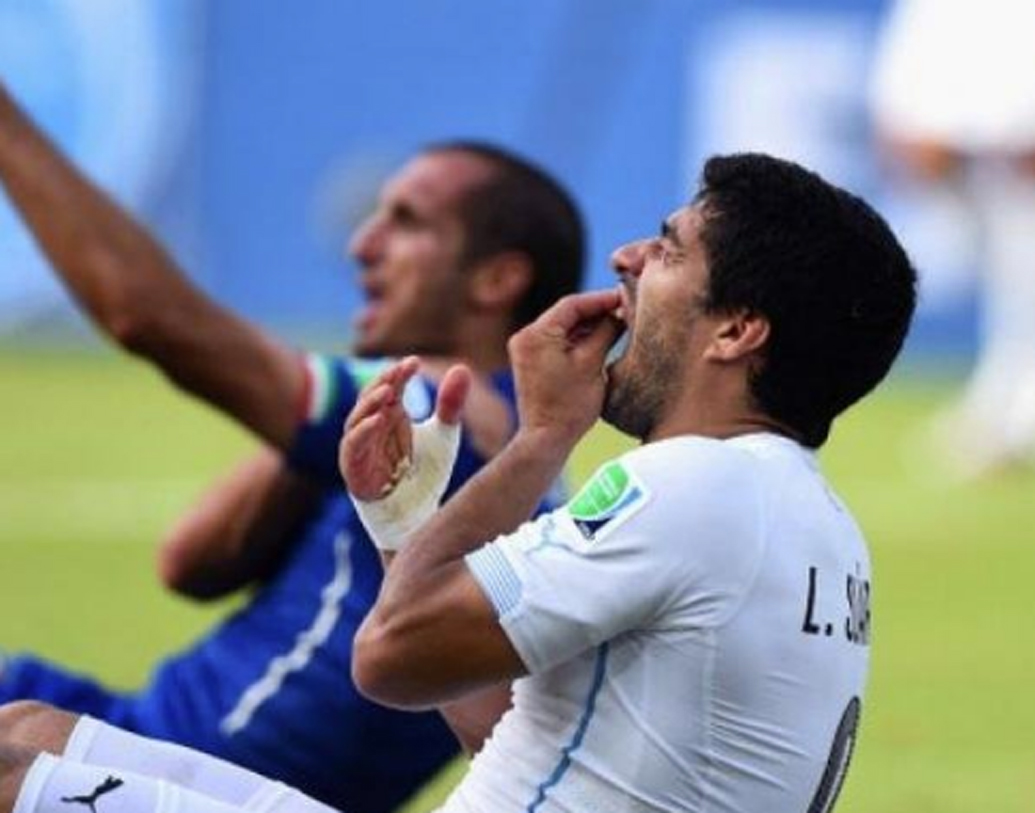 ফুটবল বিশ্বকে কলঙ্কিত করলেন উরুগুয়ের লুইস সুয়ারেজ। ২০১৪ বিশ্বকাপে মাঠের মধ্যে কামড়ে দিলেন ইতালির জর্জিয়ো চিয়েলিনিকে।