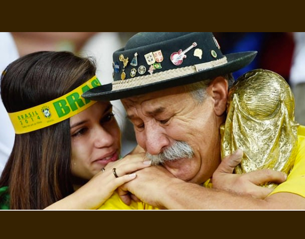 বিশ্বকাপ থেকে ব্রাজিলের বিদায়ের পর ভাইরাল হয়েছিল একটি ছবি। বিশ্বকাপের রেপ্লিকা ট্রফি নিয়ে কান্নায় ভেঙে পড়েছিলেন এক ব্রাজিলিয়ান।