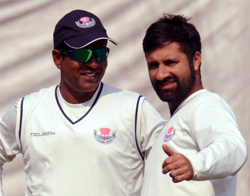 পারভেজ রসুল:যে সময়ে ভারত এক জন ভাল অল রাউন্ডারের খোঁজে ছিল, তখনই এক নাগাড়ে ভাল পারফর্ম করে যান জম্মু-কাশ্মীরের এই অলরাউন্ডার। ঘরোয়া ক্রিকেটে তাঁর পারফরম্যান্স নজরকাড়া হলেও আশ্চর্যজনক ভাবে দেশের হয়ে মাত্র একটি ওয়ান ডে এবং একটি টি২০ খেলেছেন তিনি। ধোনি তাঁকে ভরসা করতে পারেননি।