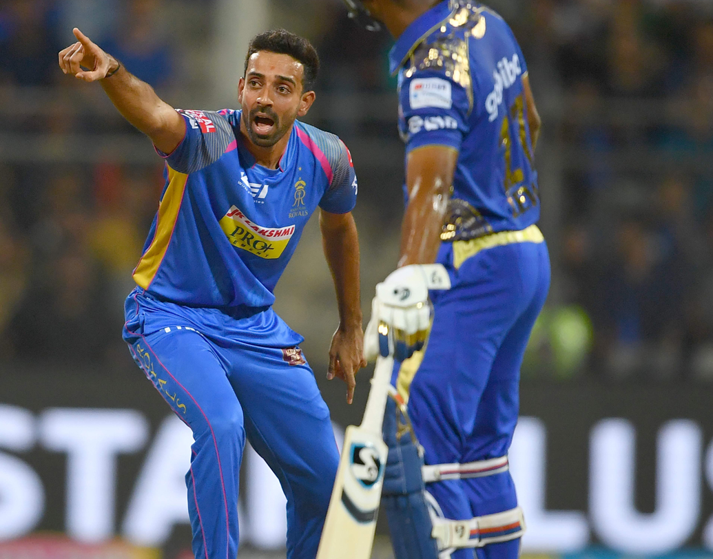 ধবল কুলকার্নি:আইপিএল হোক বা ঘরোয়া ক্রিকেট, এক নাগাড়ে ভাল পারফর্ম করে গিয়েছেন ধবল। দেশের হয়ে শ্রীলঙ্কার বিরুদ্ধে ২০১৪ সালে কেরিয়ার সেরা ৪/৩৪ নেন। পরের ম্যাচে নেন ৩ উইকেট। কিন্তু এই সিরিজের পর দল থেকে বাদ পড়েন।  দেশের হয়ে ১২ ওয়ানডে-তে ১৯ উইকেট নিয়েছেন ধবল। ছবি:এএফপি।