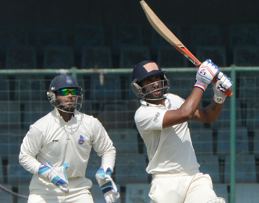মনোজ তিওয়ারি:সম্ভবত ভারতের সবচেয়ে ভাগ্যহীন ক্রিকেটার। দুরন্ত ঘরোয়া মরসুমের পর ২০০৮ সালে দলে সুযোগ পেয়ে ব্যর্থ হন। পরে ওয়েস্ট ইন্ডিজের বিরুদ্ধে অপরাজিত সেঞ্চুরি করে ম্যাচ জেতালেও পরের সিরিজেই বাদ পড়েন। এর পর কলম্বোয় শ্রীলঙ্কার বিরুদ্ধে ২১ রানে ৪ উইকেট নিয়ে ফিরে আসেন। তবে ধোনি-যুগে কখনই দলের স্থায়ী সদস্য হননি।