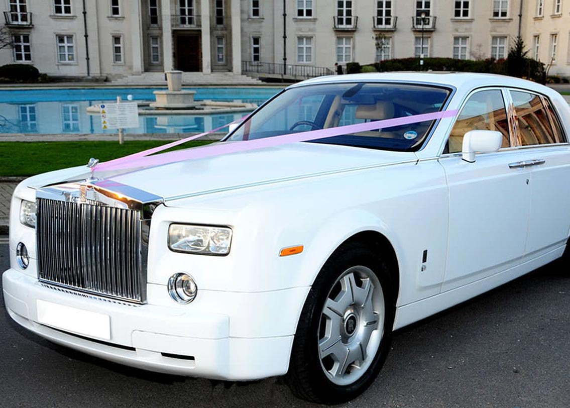 আমির খানের আছে একটি রোলস রয়েস ঘোস্ট। রোলস রয়েসের কমদামি মডেল এটি। তবে শুনতে কম দামি হলেও মূল্য নেহাত কম নয়। দাম প্রায় ৫ কোটি টাকা। রূপোলি রঙের ওই গাড়ির রেজিস্ট্রেশন নম্বরে ‘১’ চেয়েছিলেন তিনি। তাই আলাদা করে ৩ লক্ষ টাকাও খরচ করেন।