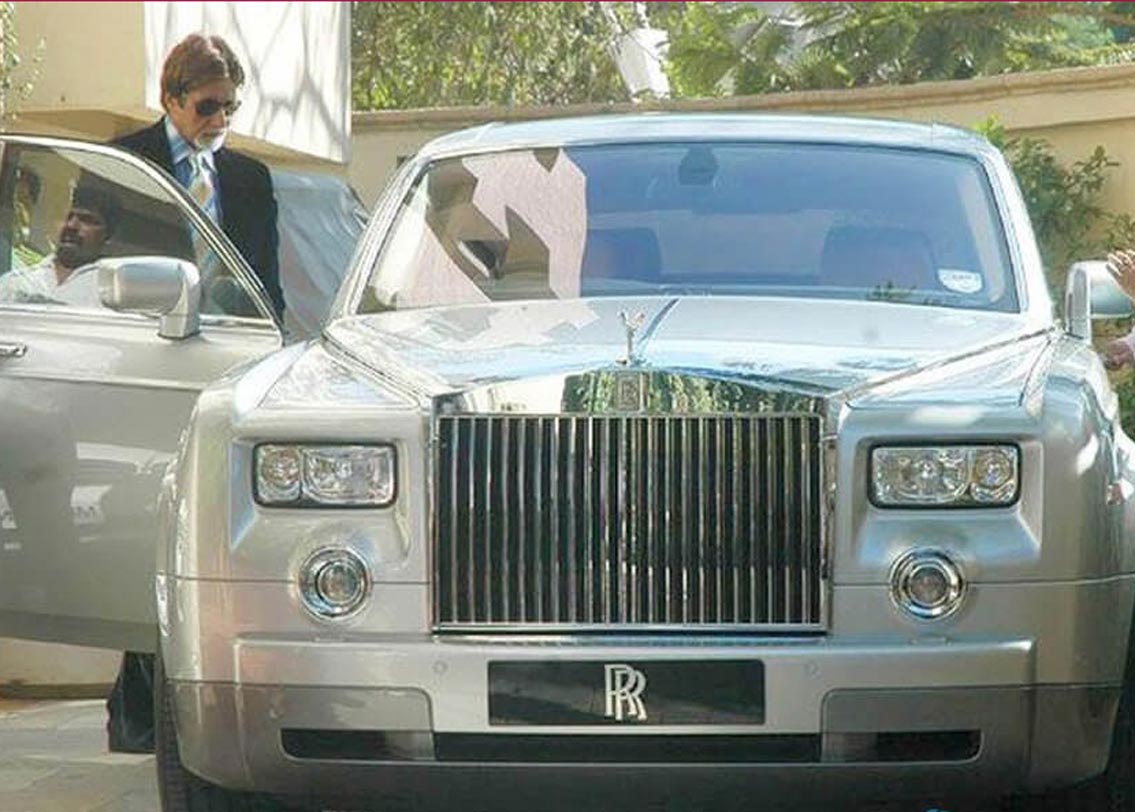 বিগ বি-র একটি রোলস রয়েস ফ্যান্টম আছে। এটা তাঁকে উপহার হিসাবে দিয়েছিলেন বিধুবিনোদ চোপড়া। ‘একলব্য: দ্য রয়্যাল গার্ড’ ছবিতে বিগ বি-র কাজ দারুণ ভাল লেগেছিল বিধুবিনোদের। সেই উপলক্ষেই এই উপহার। হাসি মুখে তা গ্রহণ করেন বিগ বি। এর দাম প্রায় সাড়ে ন’কোটি টাকা।