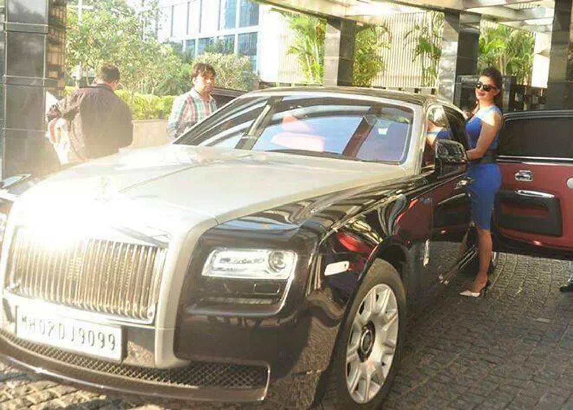 প্রিয়ঙ্কা চোপড়ার আছে একটি কাস্টমাইজড রোলস রয়েস। কারণ তিনি প্রথমে রোলস রয়েস ঘোস্ট কেনেন। গাড়িতে ফুড কন্টেনার লাগিয়ে নেন। যাতে খিদে পেলে গাড়িতে বসেই খেয়ে নিতে পারেন।