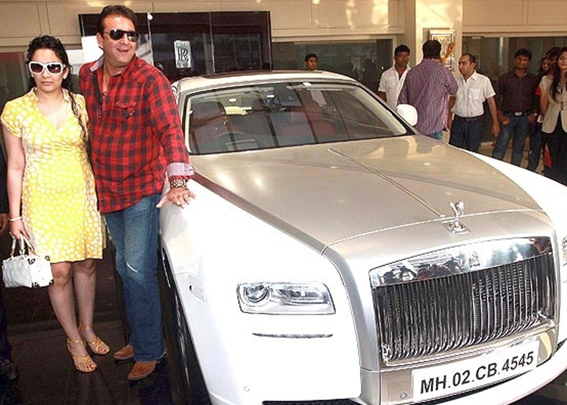 উপহার দেওয়ার ব্যাপারে সঞ্জয় দত্তও কম যান না। স্ত্রী মান্যতাকে দুধ সাদা রোলস রয়েস ঘোস্ট উপহার দেন তিনি।