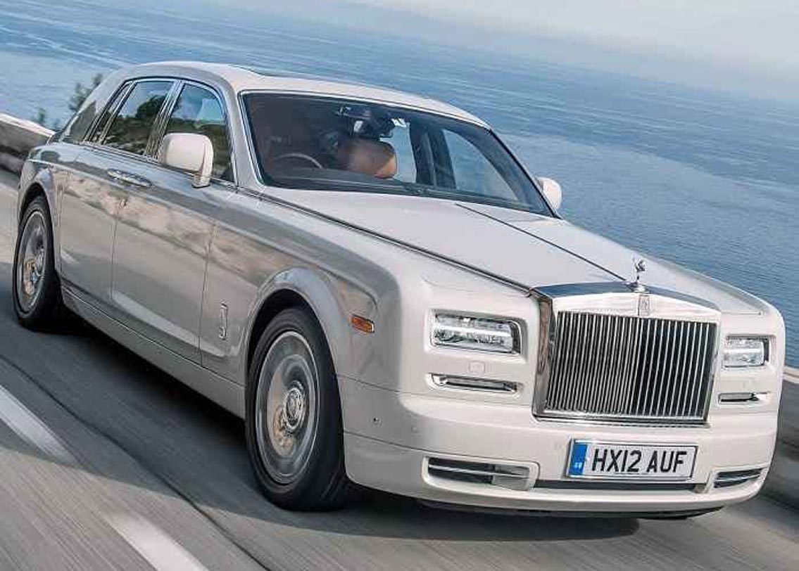 অক্ষয় কুমারও পিছিয়ে নেই। রোলস রয়েস ফ্যান্টম আছে তাঁরও।