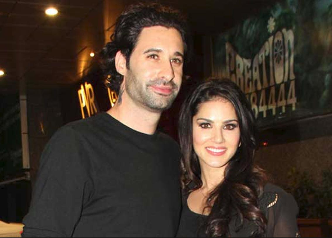 সানি লিওন: পর্ন ফিল্মে অভিনয় করার সময়ই ড্যানিয়েলের সঙ্গে তাঁর পরিচয়। বিয়েও করেন এর পরেই। বলিউডে আসতে তার পরও অনেকটা সময় নিয়েছেন সানি। তবে এখন তাঁকে আর পিছনে ফিরে তাকাতে হয় না। আর তাঁর এই পুরো জার্নিতে পাশে থেকেছেন স্বামী ড্যানিয়েল।