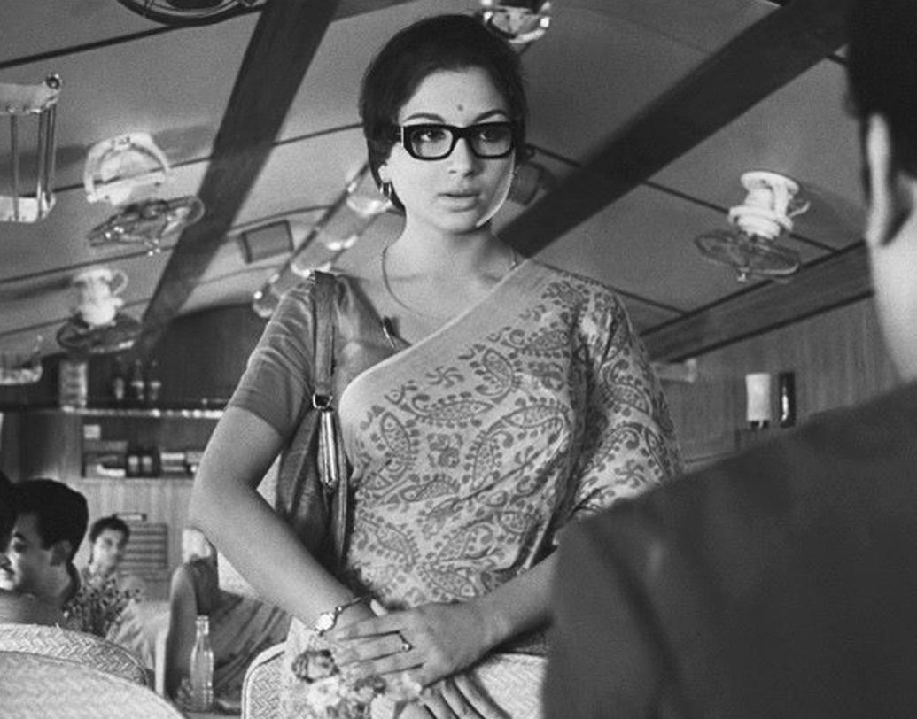 শর্মিলা ঠাকুর: ১৯৬৬ সালে সত্যজিত্ রায়ের বিখ্যাত ছবি ‘নায়ক’-এ সাংবাদিকের ভূমিকায় দর্শকদের মন জয় করেছিলেন শর্মিলা ঠাকুর। ছবিতে তাঁর নাম ছিল অদিতি। অসামান্য দক্ষতায় একজন অবসাদগ্রস্ত, নিরাপত্তাহীনতায় ভোগা ‘ম্যাটিনি আইডল’ অরিন্দম ওরফে উত্তম কুমারের সঙ্গে পাল্লা দিয়ে অভিনয় করেছিলেন।