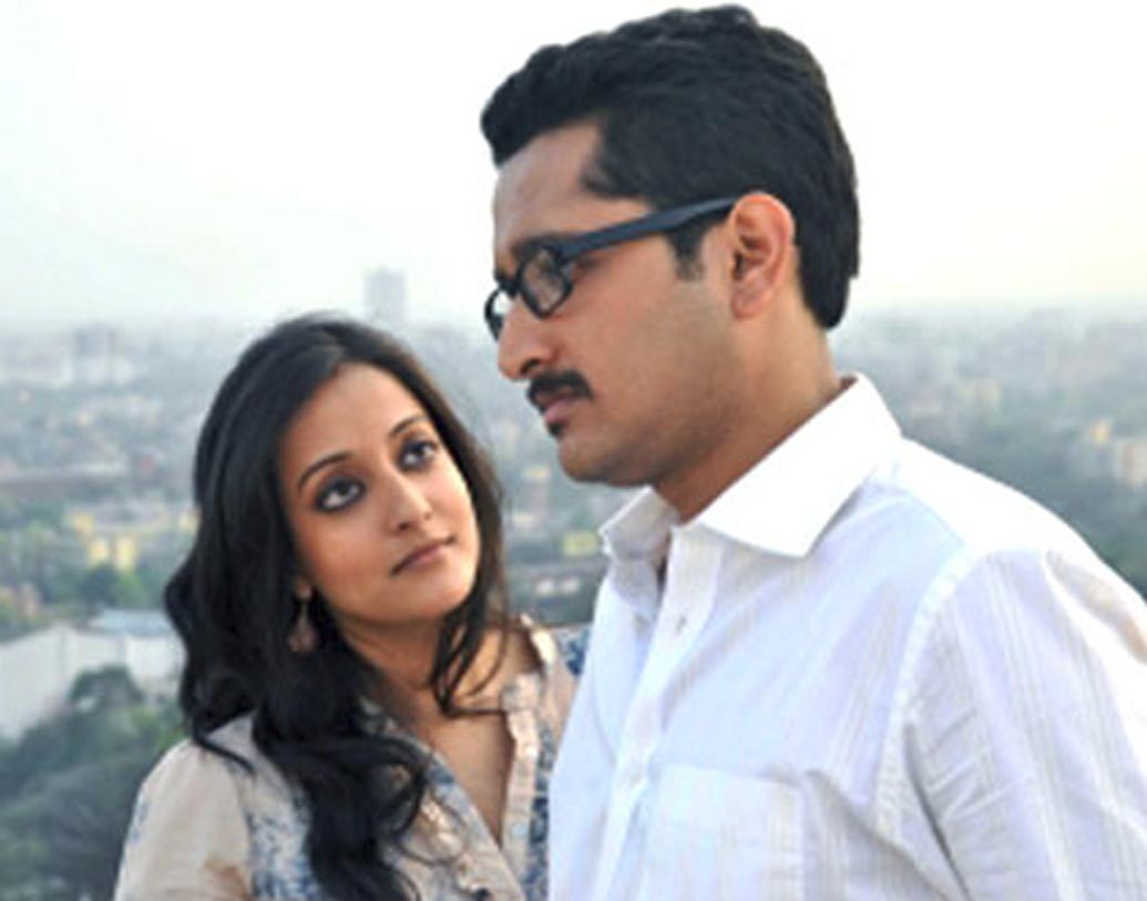 রাইমা সেন: সৃজিত মুখোপাধ্যায়ের ‘বাইশে শ্রাবণ’ ছবিতে একজন টিভি সাংবাদিকের চরিত্রে দেখা গিয়েছিল রাইমাকে। একজন সিরিয়াল কিলারের খোঁজে ছিল তাঁর অভিযান। রাইমার সঙ্গে সাংবাদিকের ভূমিকায় ছবিতে নজর কেড়েছিলেন আবীর চট্টোপাধ্যায়ও।