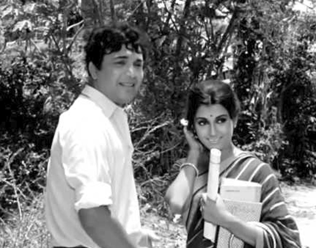 উত্তম কুমার: ১৯৭২ সালে মুক্তি পায় পিনাকী মুখোপাধ্যায় পরিচালিত ‘মেমসাহেব’। নিমাই ভট্টাচার্যের একটি উপন্যাস অবলম্বনে তৈরি এই ছবিটিতে একজন সাংবাদিকের ভূমিকায় দেখা গিয়েছিল উত্তম কুমারকে। তাঁর অভিনয় দাগ কেটেছিল দর্শকমনে।