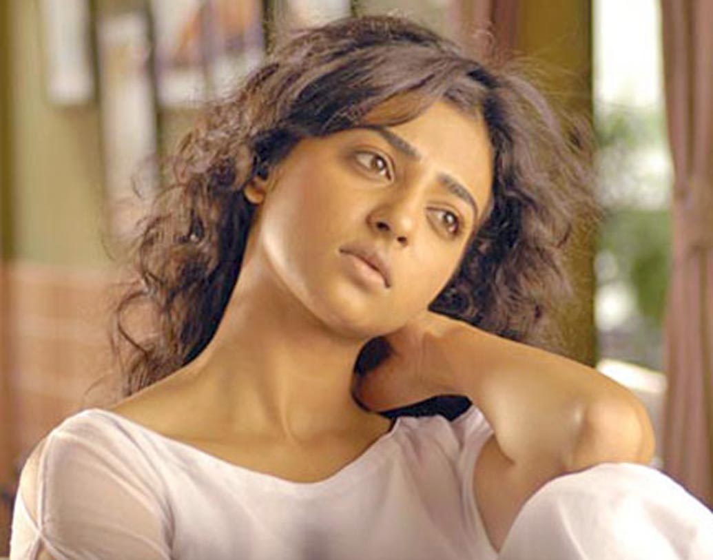 রাধিকা আপ্তে: ২০০৯ সালে বক্স অফিসে ভাল ব্যবসা করেছিল অনিরুদ্ধ রায়চৌধুরীর ‘অন্তহীন’। ছবিতে বৃন্দা ওরফে রাধিকা আপ্তেকে একজন সাংবাদিকের ভূমিকায় দেখা গিয়েছিল।