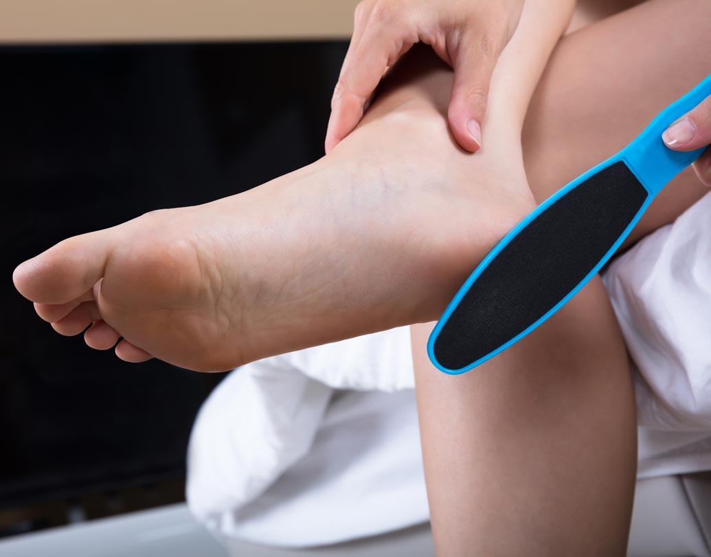 কী ভাবে স্ক্রাবিং করা হবে? পায়ে জমা হয়ে থাকা শুকনো ও মরা কোষ সরিয়ে ফেলতে বা ফাটা পায়ের জন্যও স্ক্রাবিং খুবই কাজে আসে। পিউমিস স্টোন বা ফুট ফাইলার দিয়ে পায়ের পাতায় ও গোড়ায় ধীরে ধীরে স্ক্রাবিং করে নিন।