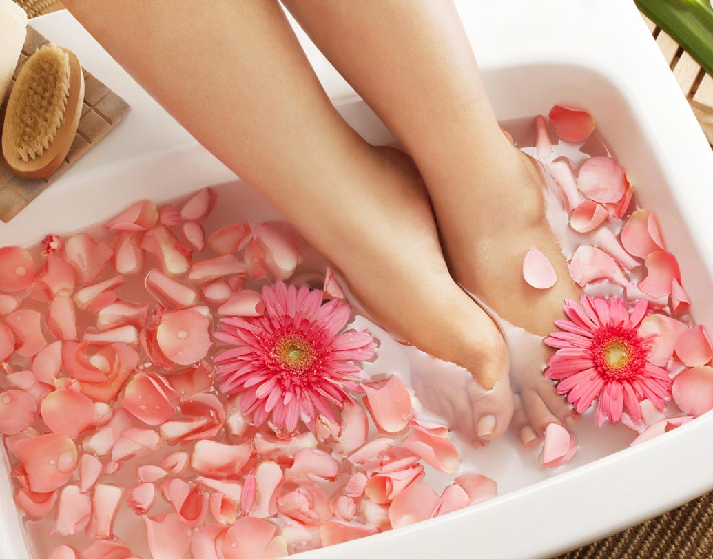 স্ক্রাবিং-এর পর ফের এক বার জলে পা ডুবিয়ে রাখার পালা। একটি পাত্রে জল নিয়ে তাতে মিশিয়ে নিন রোজ অয়েল। যা হাইড্রেড করতে খুবই কার্যকরী। রোজ অয়েলের বদলে ল্যাভেন্ডার, পেপারমিন্ট, থাইম, টি থ্রি অয়েল বা ইউক্যালিপ্টাসের মতো এসেনশিয়াল অয়েল জলে মিশিয়ে তাতে পা ডুবিয়ে রাখতে পারে।