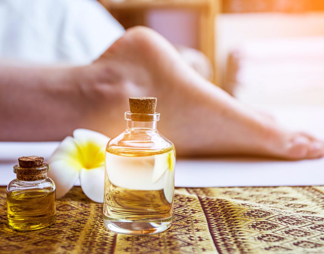 সারা দিনের কাজের পর ক্লান্তি দূর করতে পায়ে অয়েল ম্যাসাজ করুন। তিলের তেলের মধ্যে মিশিয়ে নিতে কর্পূর, অশ্বগন্ধা, বা চন্দন তেল। এ বার তা দিয়ে গোটা পায়ের পাতা ম্যাসাজ করে নিন।