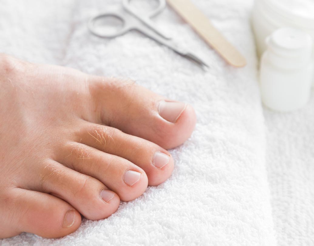 অয়েল ম্যাসাজের পর তা মুছে নিতে হবে। গরম জলে তোয়ালে ডুবিয়ে তা দিয়ে পায়ের পাতা দু’টি জড়িয়ে নিন। কিছু ক্ষণ রাখার পর এ বার তোয়ালে সরিয়ে ভাল ভাবে পা মুছে নিন।