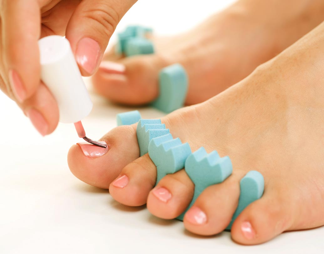 নাইটআউটের প্ল্যান থাকলে এ বার পায়ে নেল পালিশ লাগিয়ে তৈরি হতে পারেন। আর সে প্ল্যান না থাকলে মোজা পরে ঘুমোতে যেতে পারেন। এতে সারা রাতই পায়ের পাতা হাইড্রেটেড থাকবে।