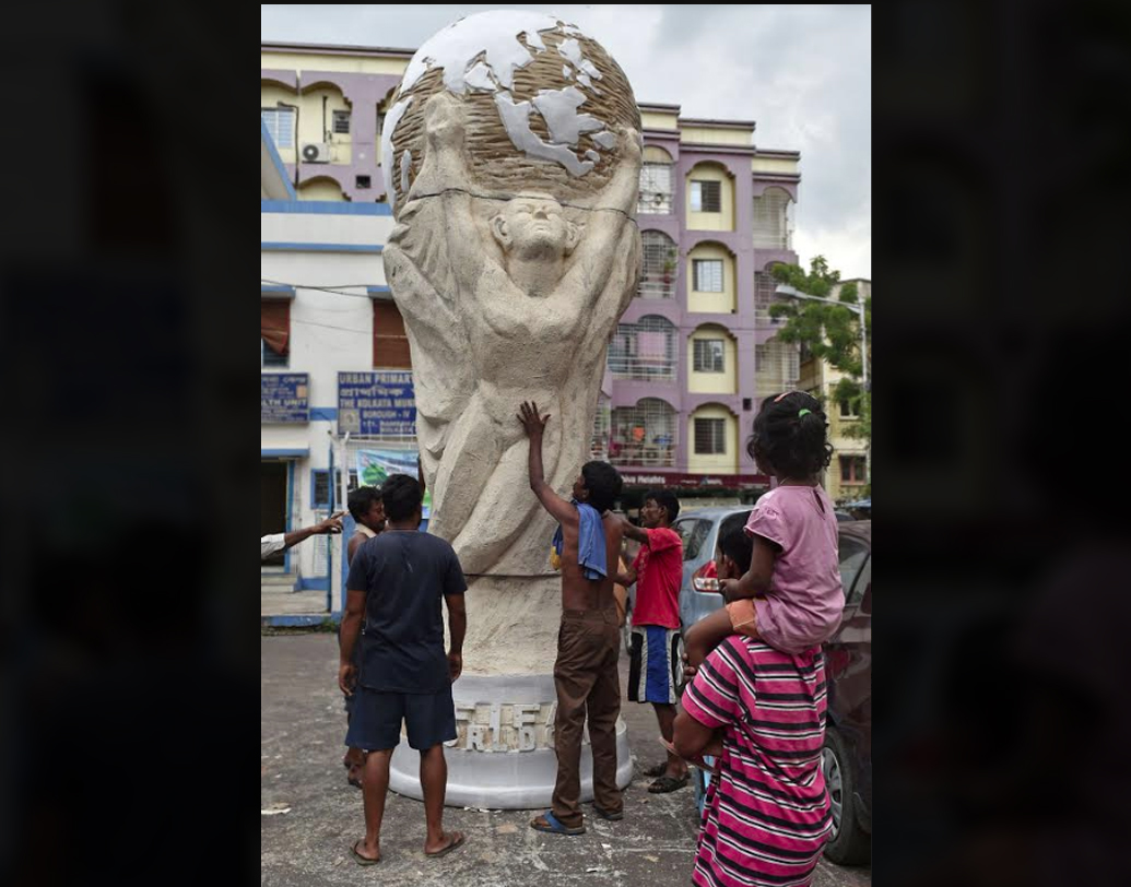গিরীশ পার্কের পাশেই ডোমপাড়া। সেখানে বসছে বিশ্বকাপ। না, আসল নয়। কাপের আদলে গড়া মূর্তি বাড়াচ্ছে কাপ-যুদ্ধের উন্মাদনা। গতবার বিশ্বকাপ জিতেছিল জার্মানি। ব্রাজিলের রিও-তে ফাইনালে আর্জেন্তিনাকে হারিয়েছিল ফিলিপ লামের দল। এ বার কার হাতে উঠবে কাপ, প্রহর গুনতে শুরু করেছেন ফুটবলপ্রেমিরা।