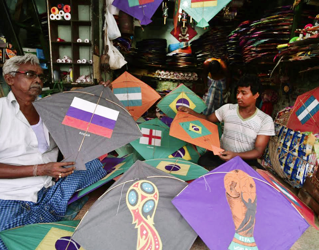 শুধু তো জার্সিতেই নয়, ফুটবল বিশ্বকাপের গতি অবাধ। ফুটবল খেলাটাই যে সবার। তাই ঘুড়িতেও ধরা পড়ছে বিশ্বকাপের উন্মাদনা। সন্তোষ মিত্র স্কোয়ারের ঘুড়ির দোকানে তারই প্রতিফলন। কোনওটায় ব্রাজিলের পতাকা, কোনওটায় ইংল্যান্ডের। রয়েছে নানা রঙের লাটাই, সুতোও।দেখার হল, কোন দেশের ঘুড়ি শেষ পর্যন্ত ভেসে থাকে।