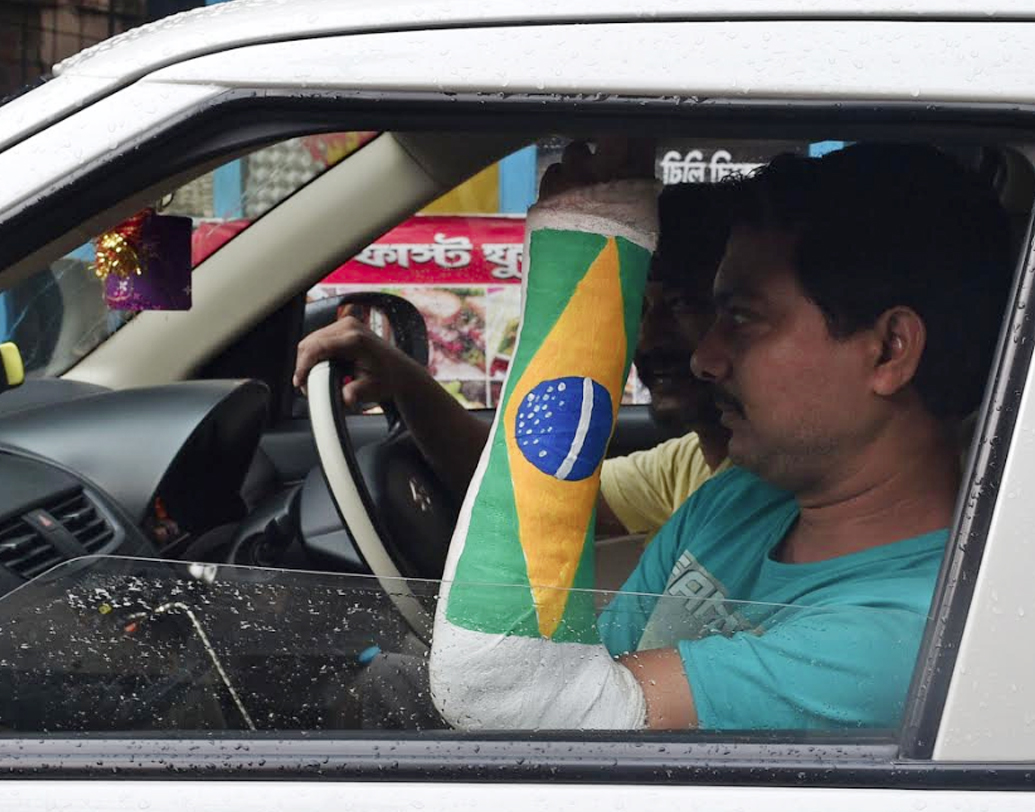 চলন্ত গাড়িতেও চিরন্তন ব্রাজিলপ্রেম। ভবানীপুরে গাড়ির চালকের পাশে বসা সঙ্গীর বাঁ হাতে ব্রাজিলের পতাকা। সবুজ-হলুদের মধ্যে নীল রঙের গোলক। কিন্তু ব্রাজিল কি পারবে রাশিয়ায় বাজিমাত করতে? চার বছর আগে নিজের দেশে সেমিফাইনালে জার্মানির কাছে সাত গোল খেয়েছিল সেলেকাওরা। সেলেকাওরা কি তার বদলা নিতে পারবে, হাসি ফোটাতে পারবে সমর্থকদের মুখে?