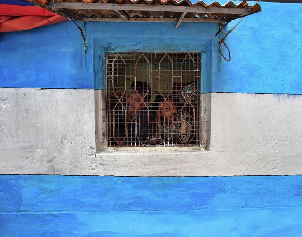 কলকাতার রং এখন নীল-সাদা। দরজায় বিশ্বকাপ কড়া নাড়ছে বলে তা আরও ধরা পড়ছে। আলিপুরের এই বাড়ি তারই উদাহরণ। নীল-সাদা দেওয়াল। জানলায় উঁকি মারছেন ফুটবলপ্রেমীরা। মুশকিল হল, আর্জেন্তিনা এবারও বড্ড বেশি মেসি-নির্ভর। মেসির হ্যাটট্রিকই রাশিয়ার টিকিট এনে দিয়েছিল। না হলে ছিটকে যাওয়াই দেখাচ্ছিল ভবিতব্য।