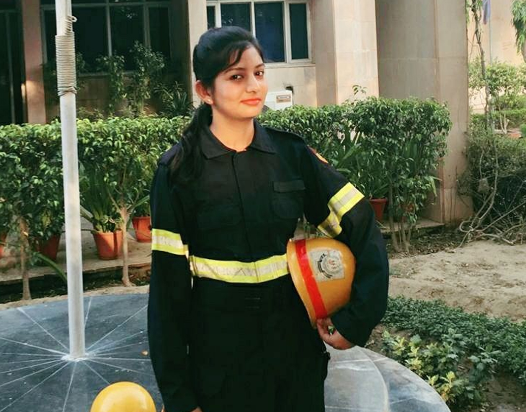 গত বছরের মাঝামাঝি একদিন হঠাৎ করেই কাগজের একটি বিজ্ঞাপনে চোখ আটকে যায় তানিয়ার। এয়ারপোর্ট অথরিটি অগ্নিনির্বাপণ ও সুরক্ষা দফতরে প্রথমবারের জন্য মহিলা কর্মী নিয়োগ করা হবে, এটাই ছিল বিজ্ঞাপন।