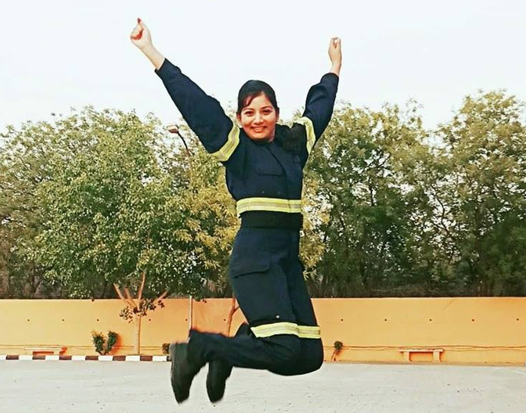 বিজ্ঞাপনে শিক্ষাগত যোগ্যতা ছিল উচ্চমাধ্যমিক পাশ। সেটা দেখেই আবেদনের সিদ্ধান্ত নেন তানিয়া। তাঁর কথায়, ‘‘একটা অন্যরকম কাজ। থ্রিলিং, অ্যাডভেঞ্চারের হাতছানি। আর ভাবিনি দু’বার।”