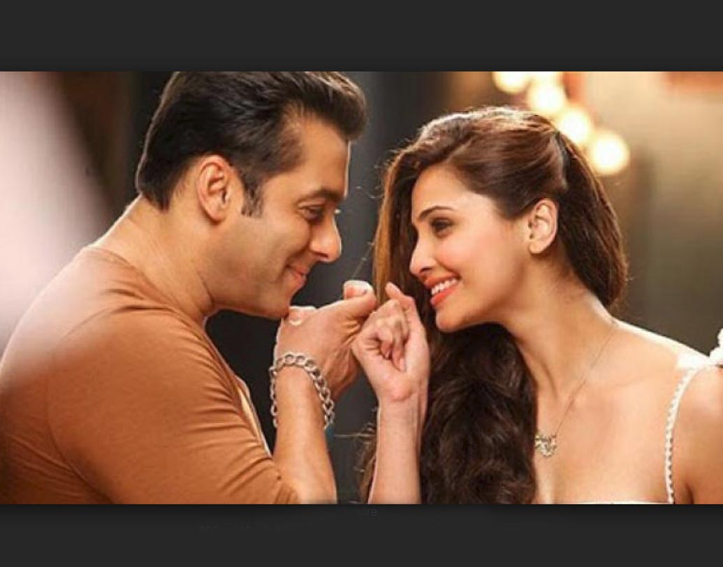 জয় হো: সোহেল খানের পরিচালনায় ২০১৪ সালে মুক্তি পায় ‘জয় হো’। নিজেদেরই প্রোডাকশন হাউসের এই ছবির জন্য প্রথমে ভাবা হয়েছিল দীপিকা পাদুকোনকে। কিন্তু, এই ছবির অফার নাকি ফিরিয়ে দিয়েছিলেন দীপিকা। সেই জায়গায় কাস্ট করা হয় ডেইজ়ি শাহকে। বলা বাহুল্য, এই ডেবিউ ছবিতেই দর্শকদের মন কেড়ে নেন ডেইজ়ি।