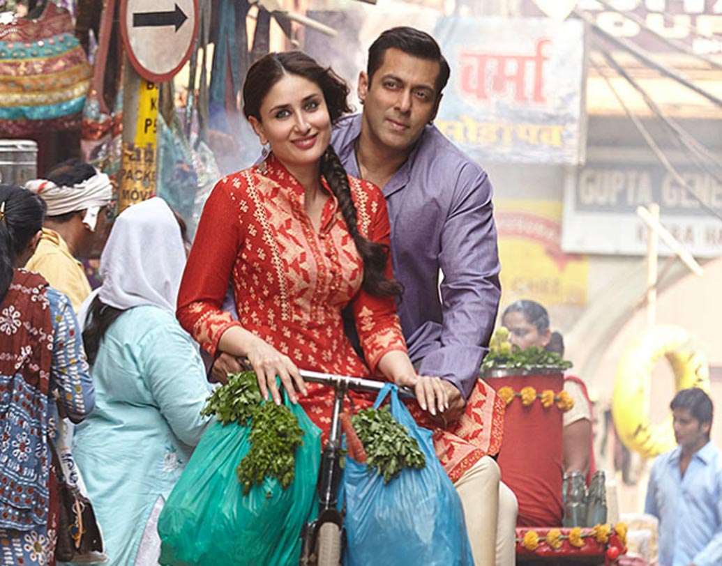 বজরঙ্গি ভাইজান: ২০১৫ সালের বেশ বড়সড় বক্স-অফিস হিট ছবি ‘বজরঙ্গি ভাইজান’। চিত্রনাট্য ভাবার সময়েই নাকি দীপিকাকে কাস্ট করার কথা ভেবেছিলেন পরিচালক কবীর খান। সেই মতো প্রস্তাবও যায় নায়িকার কাছে। কিন্তু, অফার নাকচ করে দেন দীপিকা। সেই জায়গায় অভিনয় করে নিজের হিটের সংখ্যা বাড়িয়ে নেন করিনা কপূর খান।